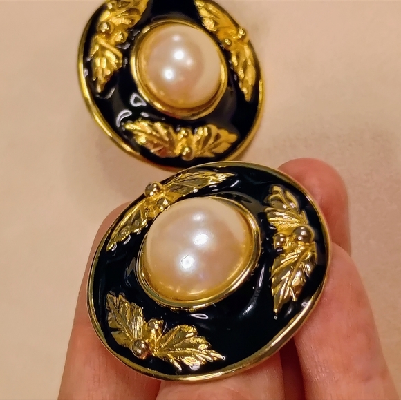 SOLD: Givenchy Vintage XL JUMBOS Clip-on Earrings - Picture 14 of 16